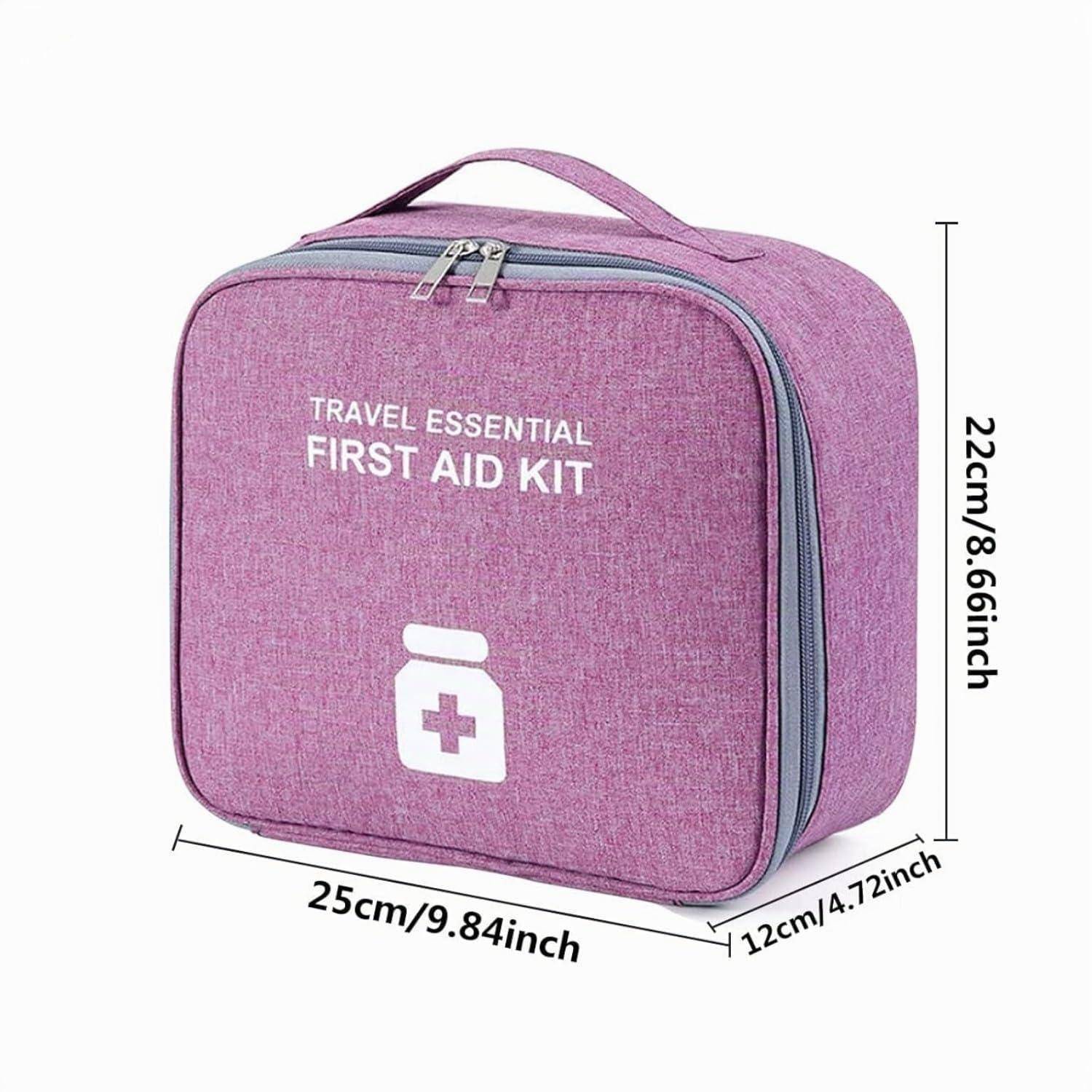 Rosa Reise-Erste-Hilfe-Tasche mit Griff und Reißverschluss, beschriftet mit „TRAVEL ESSENTIAL FIRST AID KIT"; Abmessungen angegeben: 25 cm breit, 22 cm hoch, 12 cm tief.