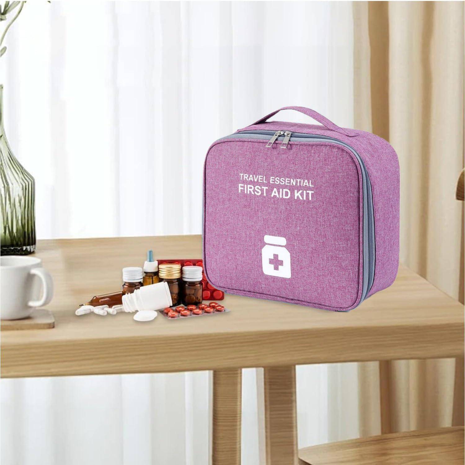 Ein violettes Reise-Erste-Hilfe-Set in einer Tasche auf einem Holztisch neben Medizinflaschen, Tabletten und einer Tasse in einem hellen Raum.