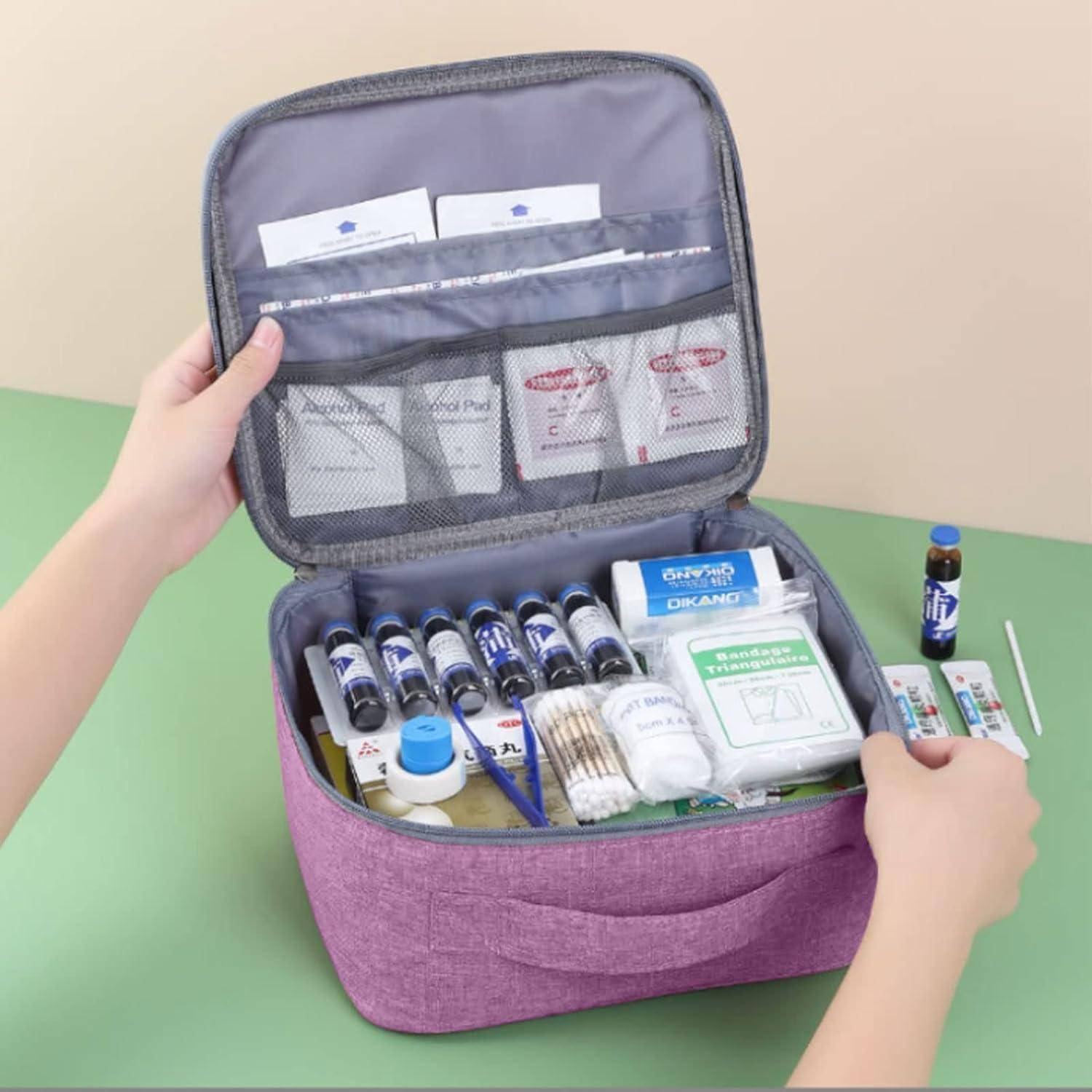Hände öffnen einen violetten Erste-Hilfe-Aufbewahrungskoffer, der mit medizinischen Materialien gefüllt ist, einschließlich Fläschchen, Verbandsmaterial, Gaze und Päckchen.