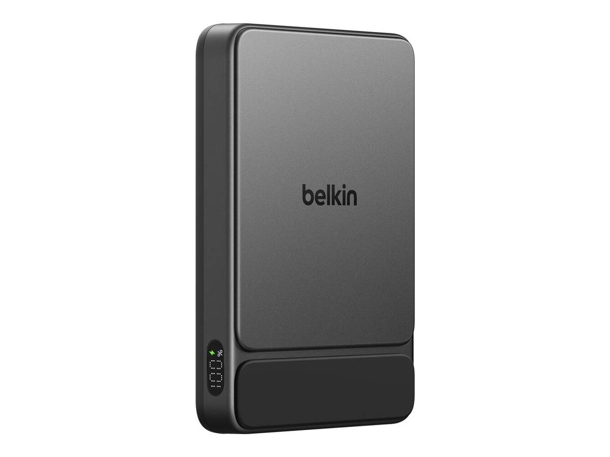 Schwarzes Belkin-Wireless-Ladepad mit einer LED-Anzeige an der Vorderseite und strukturierter Basis, vor einem neutralen weißen Hintergrund gezeigt.