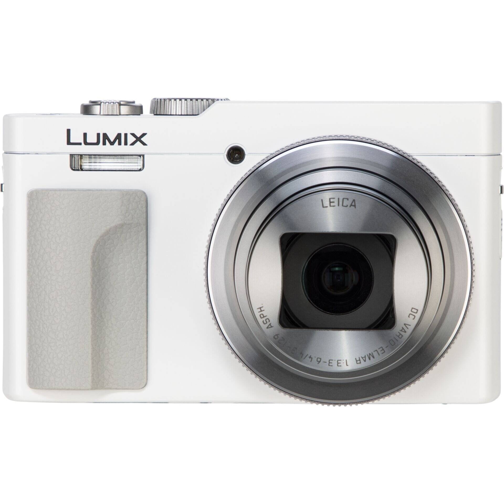 Frontansicht einer weißen Lumix-Kompaktkamera mit Leica-Objektiv und grauem Griff auf weißem Hintergrund.