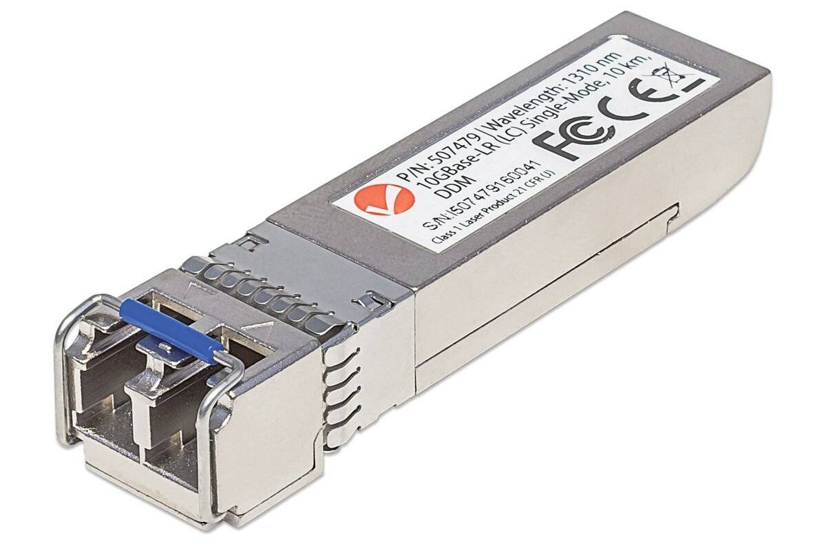 Kleines Metall-SFP-Transceiver-Modul mit Ethernet-Port und Beschriftung, isoliert auf weißem Hintergrund dargestellt.