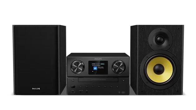 Philips-Stereosystem mit zentralem Receiver und zwei Lautsprechern, wobei einer einen großen gelben Tieftöner aufweist.