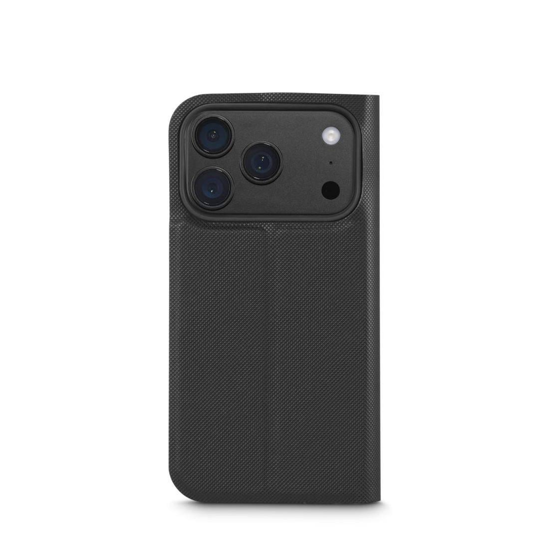 Schwarze Smartphone-Hülle von hinten gezeigt, mit dreifacher Kameraaussparung und Blitzöffnung auf einfachem weißem Hintergrund.