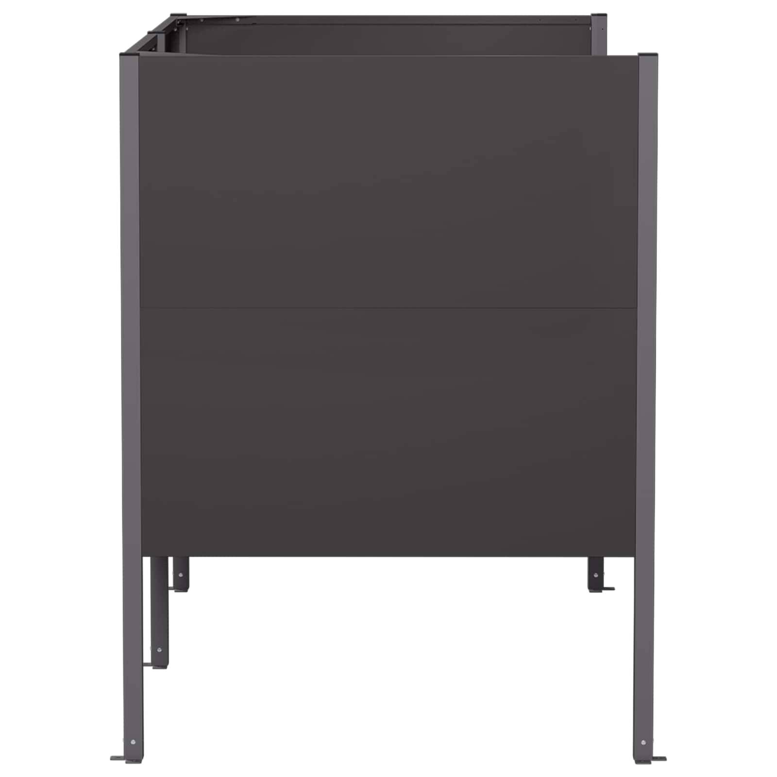 Dunkles Metallgehäuse oder Schrank auf vier Beinen, in der Vorderansicht auf weißem Hintergrund dargestellt.