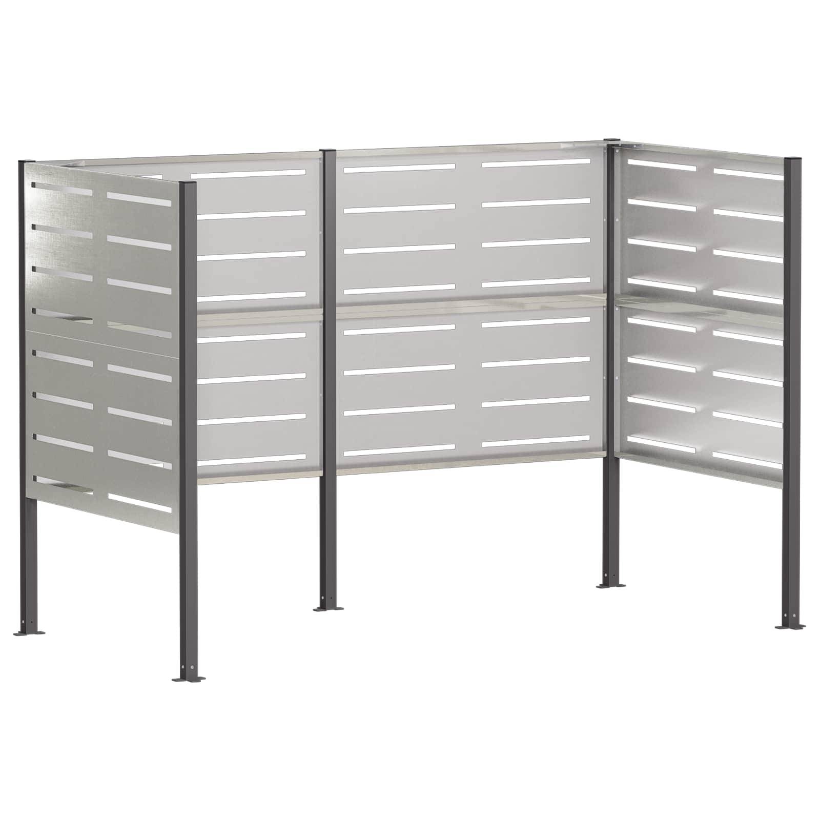 Silberfarbener Metall-Sichtschutz mit lamellenpanelen und vier beinen, der auf weißem hintergrund eine dreiseitige außenumhüllung bildet.