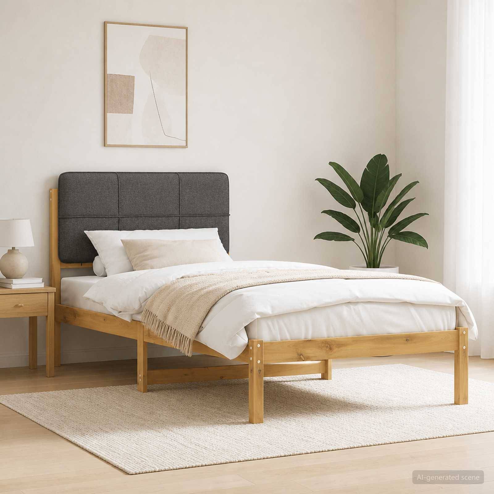 Minimalistisches Schlafzimmer mit Holzbett, grauem gepolstertem Kopfteil, weißer Bettwäsche, Nachttisch, Pflanze und abstrakter Wandkunst.