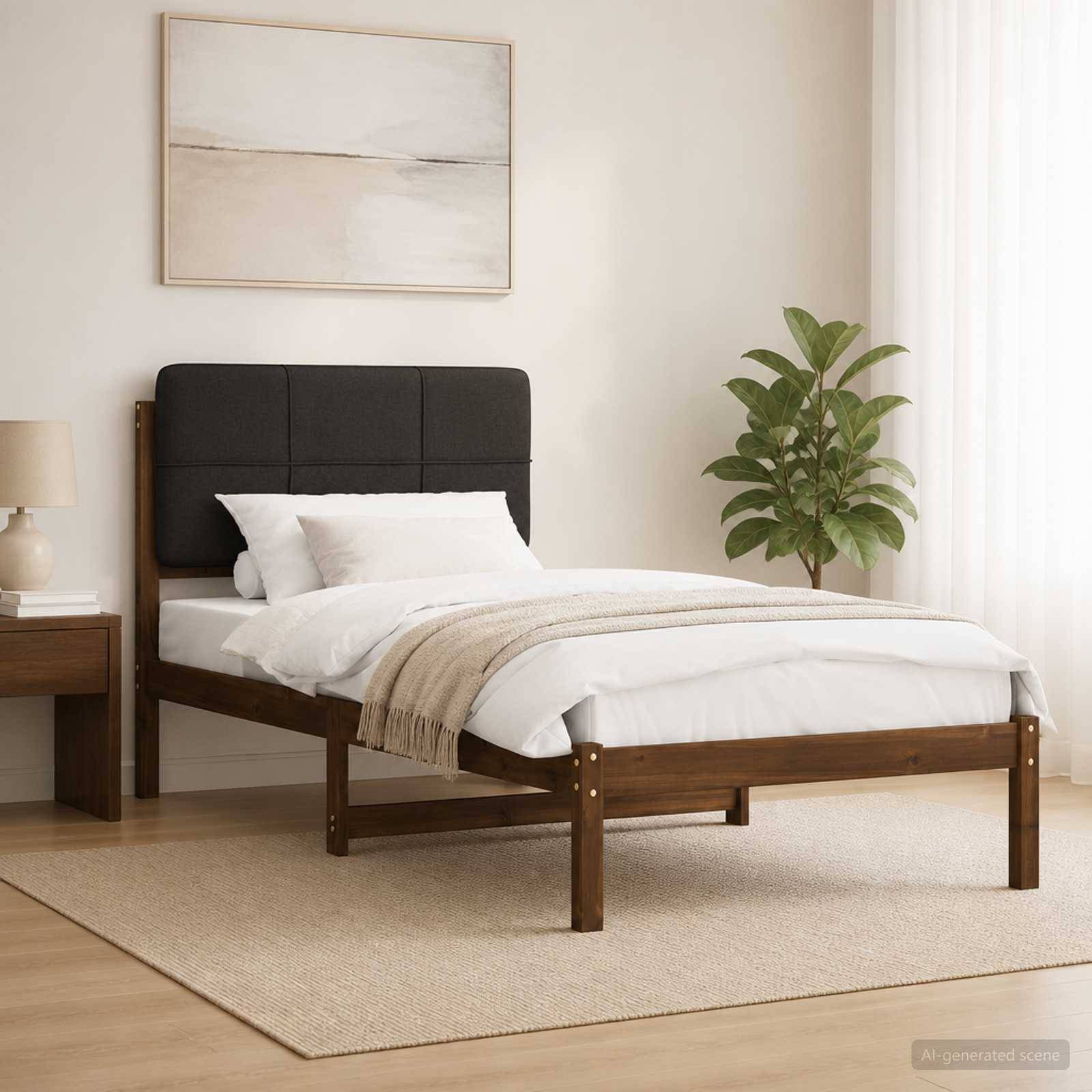 Minimales Schlafzimmer mit einem Holzbett, schwarzem gepolstertem Kopfteil, weißer Bettwäsche, Nachttisch, Pflanze und abstrakter Wandkunst.