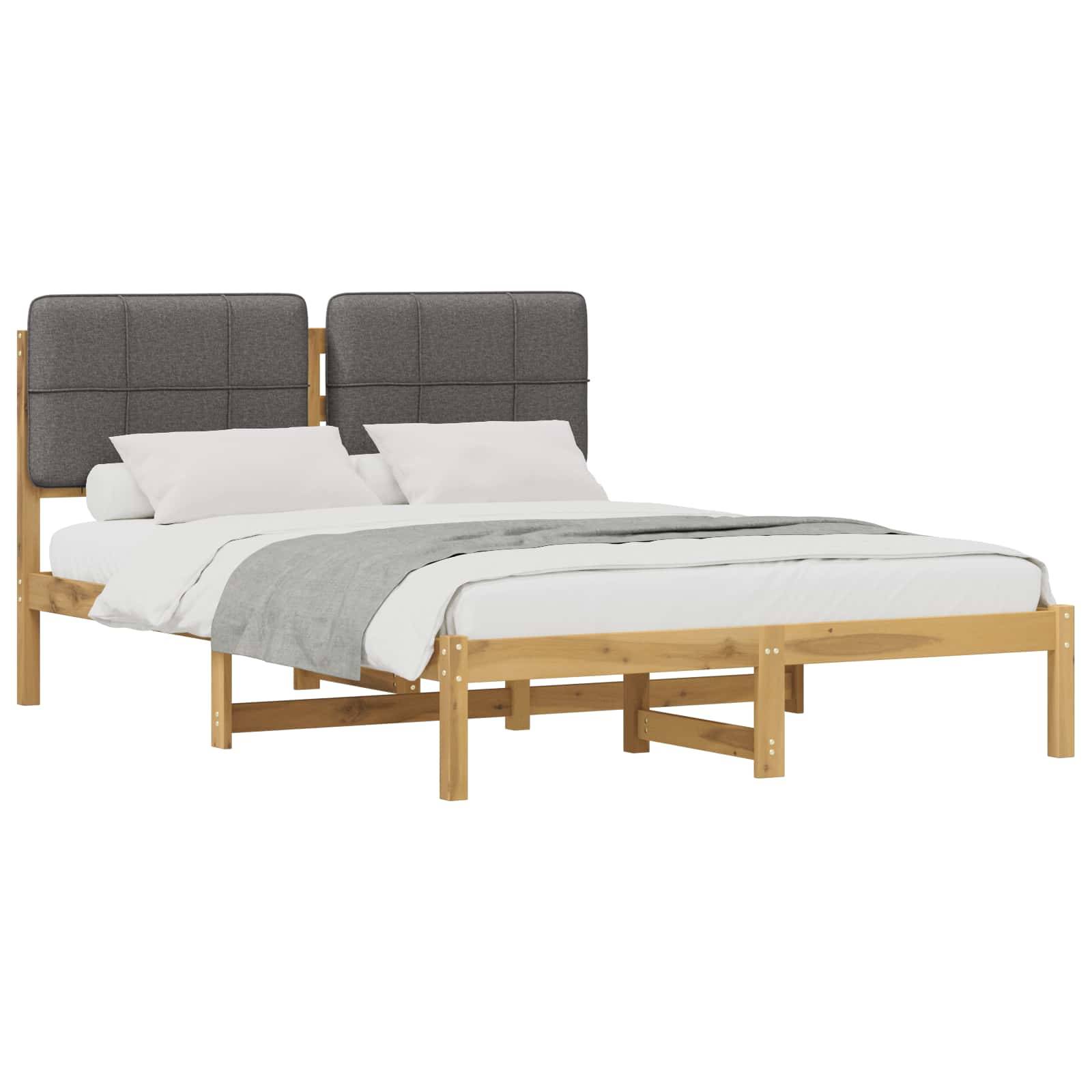 Holzrahmenbett mit grauem gepolstertem Kopfteil und weißer Bettwäsche auf einfachem weißen Hintergrund.