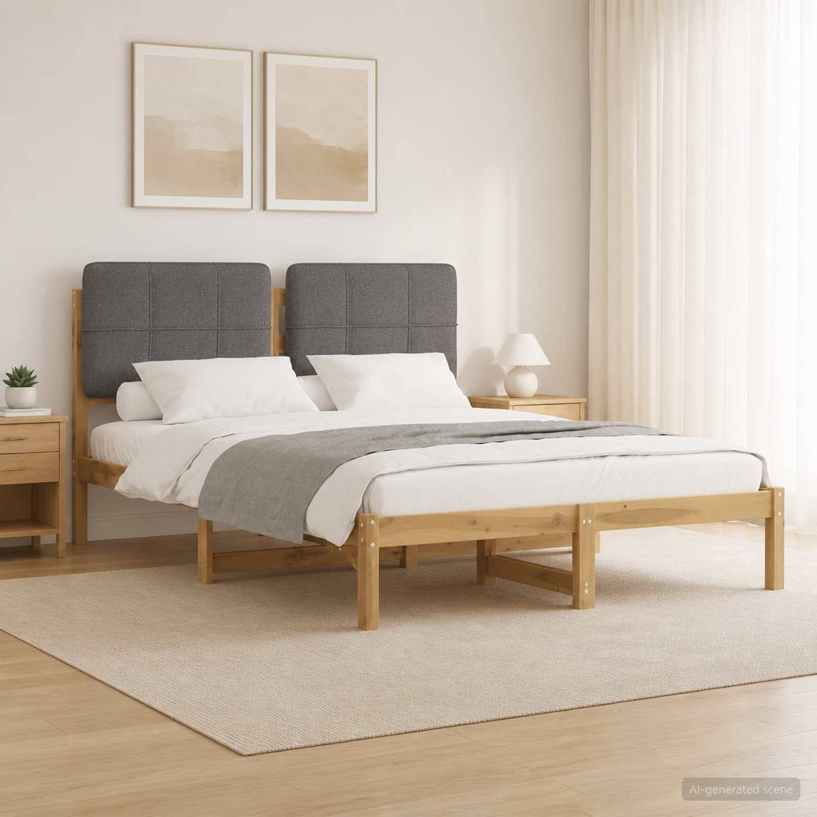 Modernes Schlafzimmer mit einem Holzbett, grauem gepolstertem Kopfteil, weißer Bettwäsche, Nachttischen, gerahmter Wandkunst und sanftem natürlichem Licht aus einem großen Fenster.