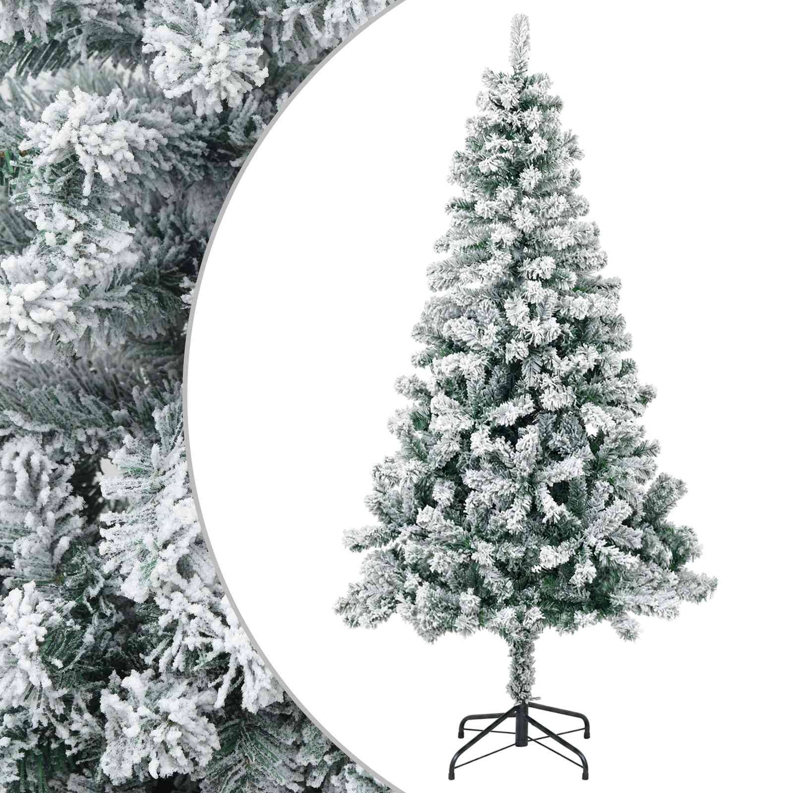 Künstlicher Weihnachtsbaum mit Schneeflöckchen und Ständer, vor weißem Hintergrund dargestellt, mit vergrößertem Detail eines schneebedeckten Astes auf der linken Seite.