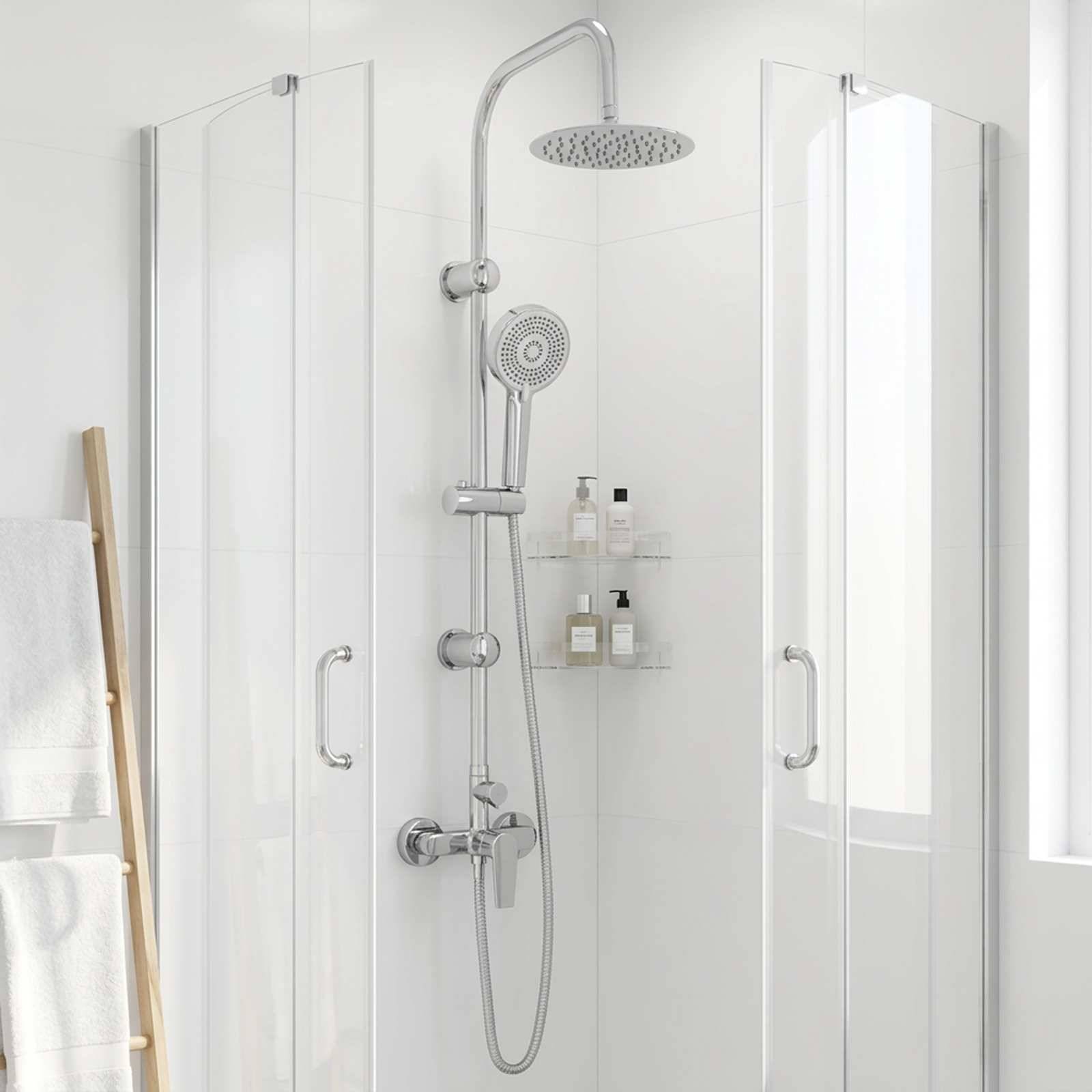 Modernes Glasisolierabsperrung für die Dusche mit verchromtem Regenduschkopf, tragbarem Sprayer und Wandkaddy mit Toilettenartikeln in einem hellen weißen Badezimmer.