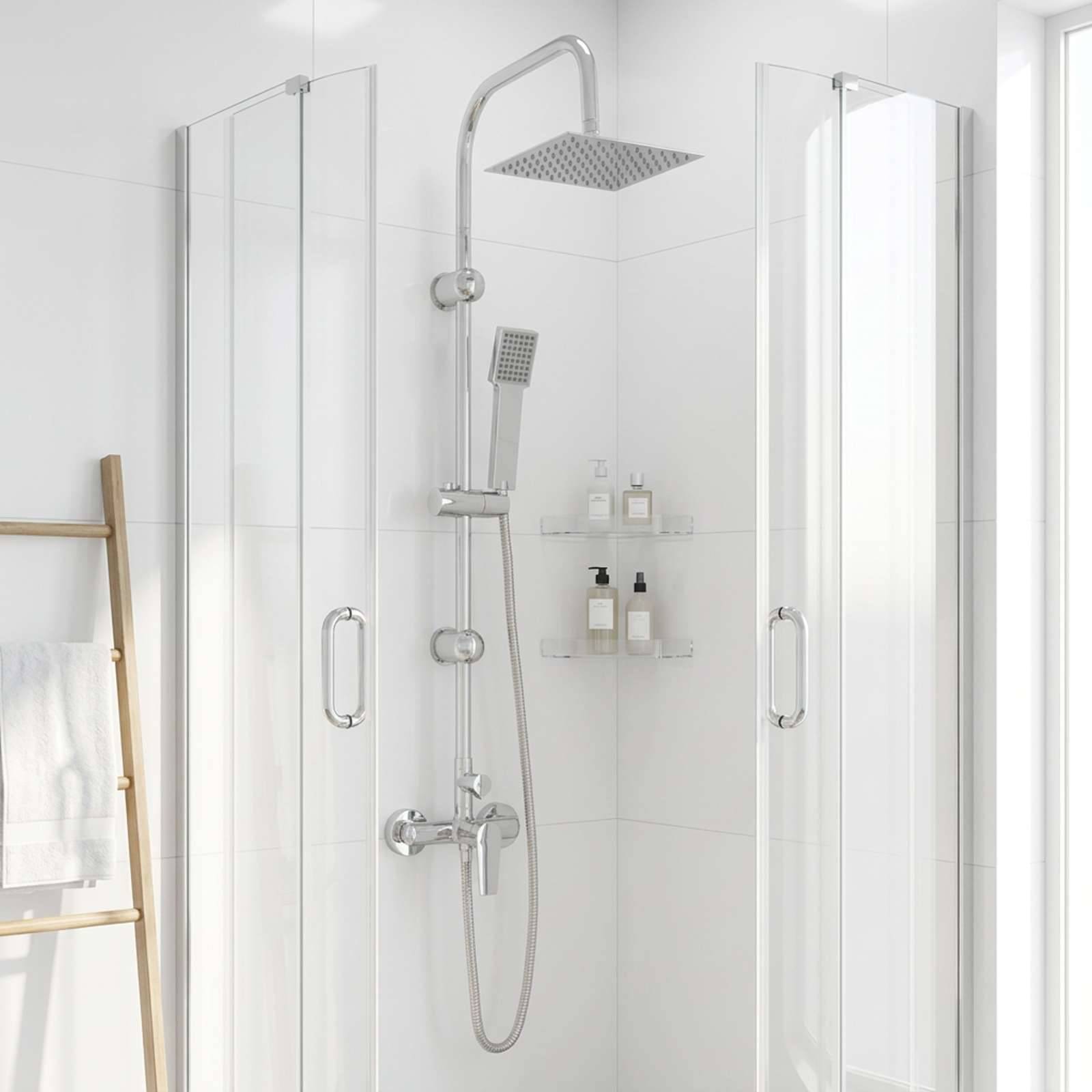 Modernes weißes Badezimmer mit Duschkabine mit Glastüren, Regenduschkopf, Handbrause und Wandregalen mit Flaschen.