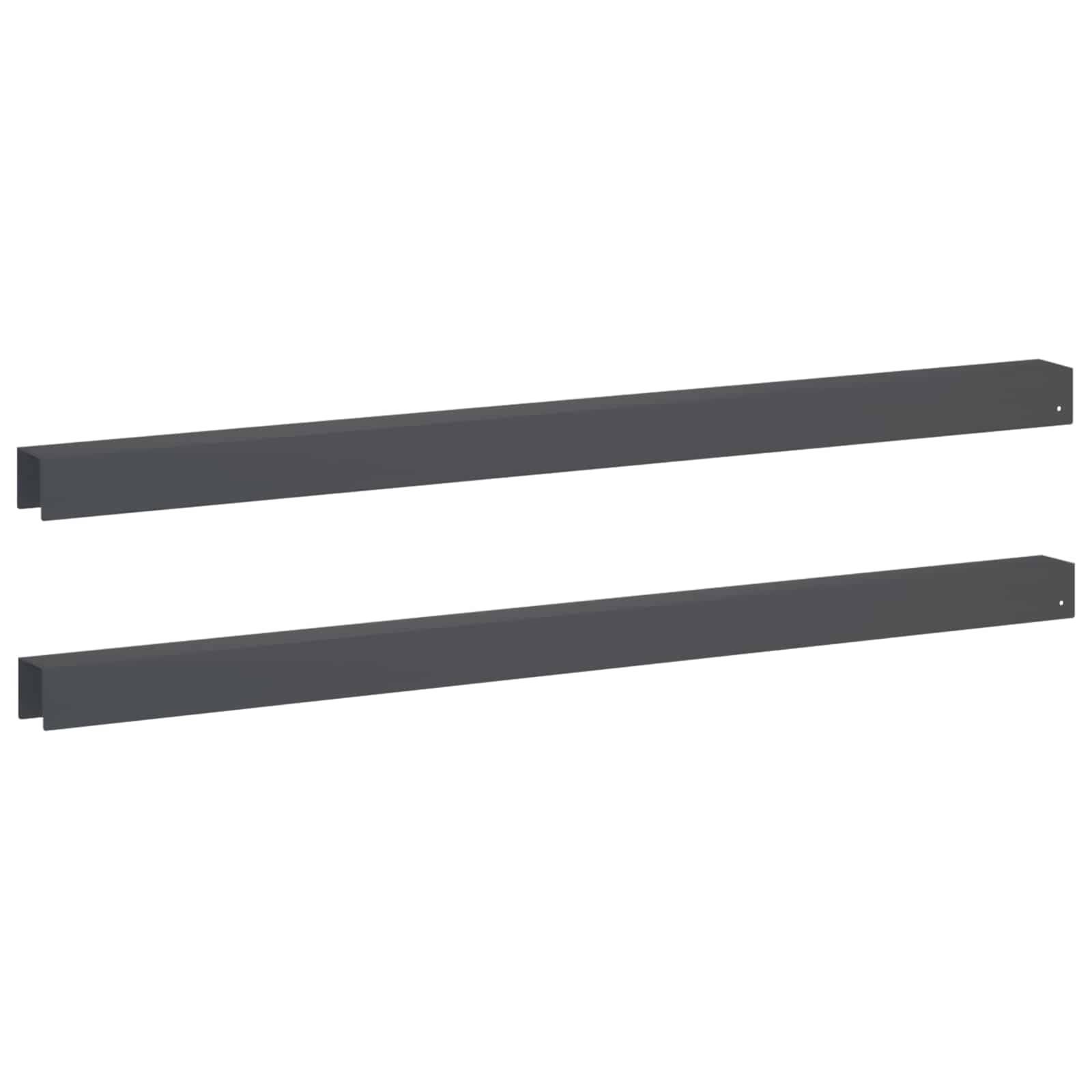Zwei dunkelgraue rechteckige Metallstäbe, die diagonal auf weißem Hintergrund angeordnet sind.