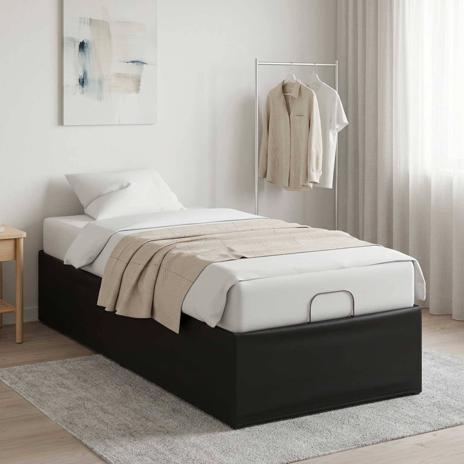 Minimales Schlafzimmer mit einem Einzelbett, beigefarbener Bettwäsche, abstrakter Wandkunst und einem Kleiderständer neben transparenten Vorhängen.