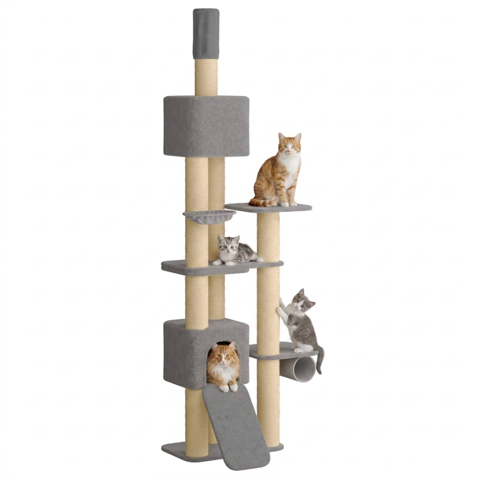 Hoher Katzenbaum mit mehreren Plattformen und Öffnungen für Kuschelnischen, besetzt von vier Katzen mit grauen, orangefarbenen und weißen Fellen.
