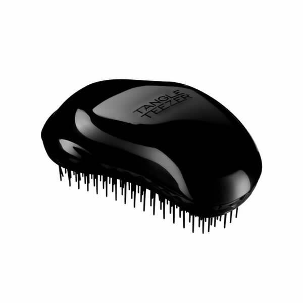Schwarze glänzende Tangle Teezer Haarbürste mit flexiblen schwarzen Borsten auf weißem Hintergrund.