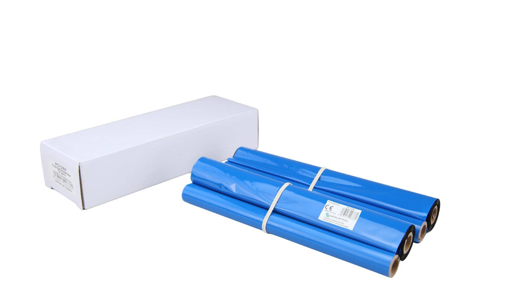 Bündel aus blauem Rollmaterial neben einer weißen rechteckigen Versandbox auf einem schlichten Hintergrund.