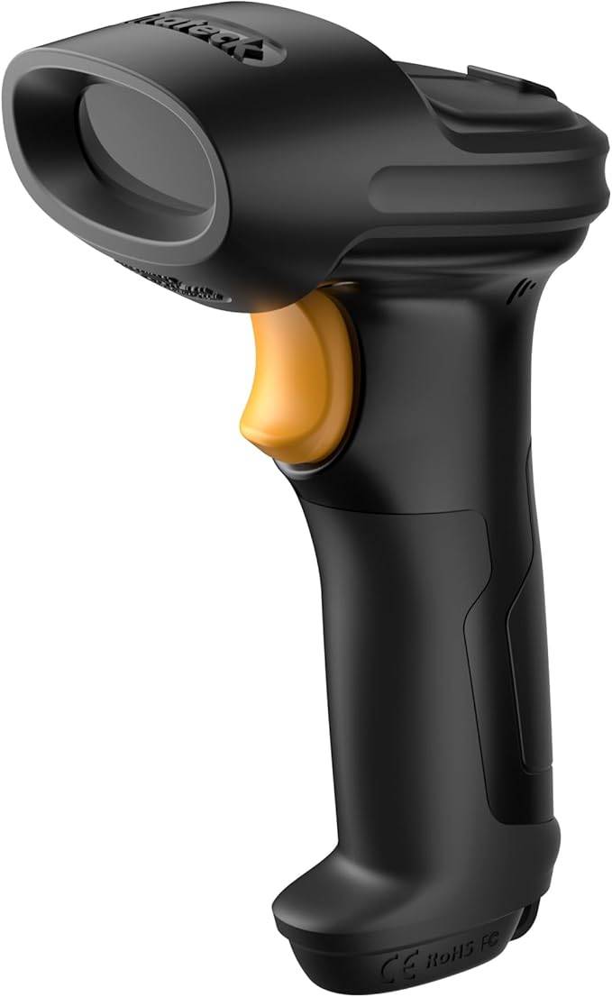 Tragbarer schwarzer Barcode-Scanner mit orangefarbigem Auslöser auf weißem Hintergrund, in Seitenansicht dargestellt.