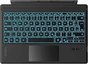 Draufsicht auf einen schwarzen Laptop mit einer leuchtenden cyan-beleuchteten Tastatur, großem Touchpad und Trackpoint-ähnlichen Tasten auf der rechten Seite.