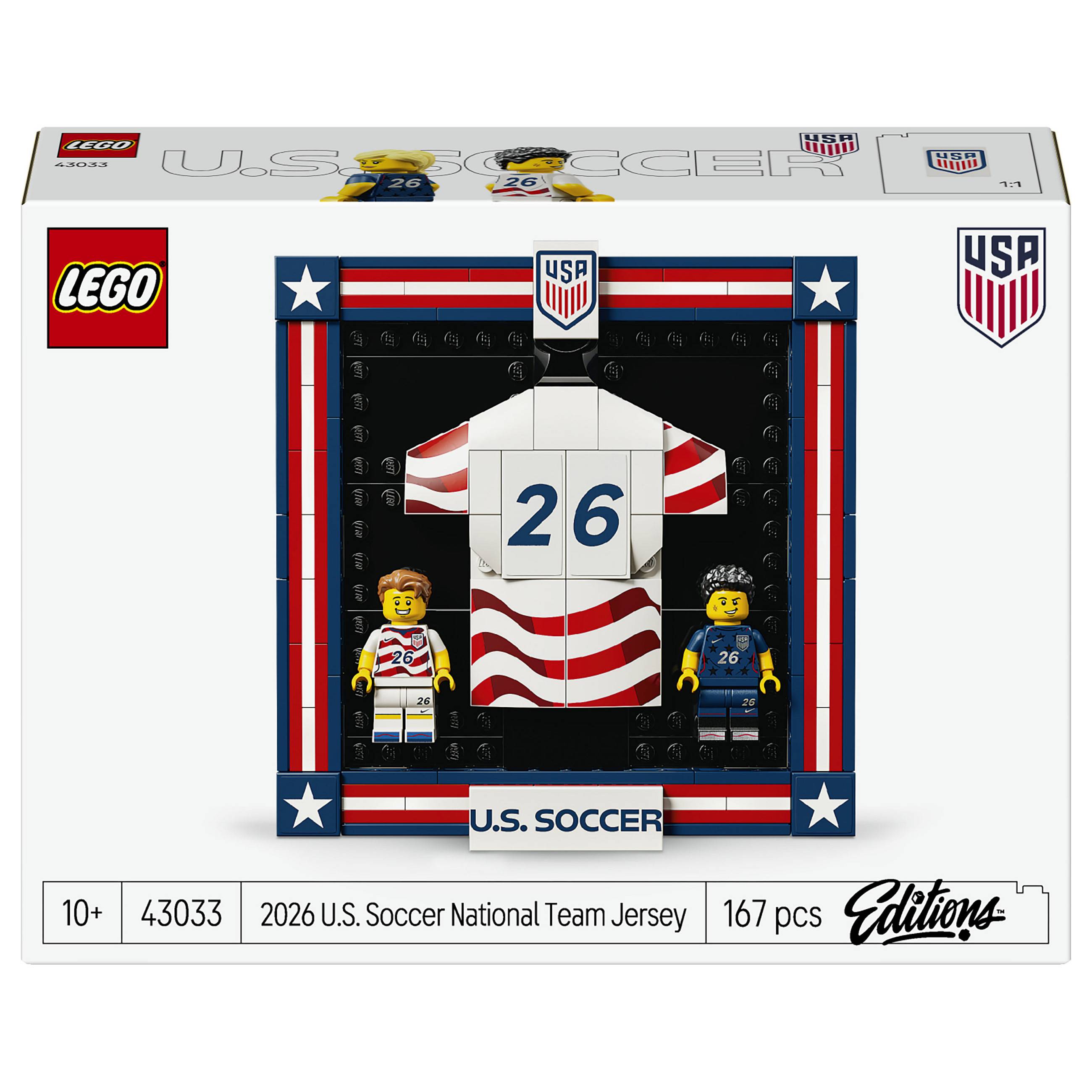 LEGO U.S. Soccer National Team Jersey Display Box mit einem Trikot mit der Nummer 26 und zwei Minifiguren in roten und blauen Uniformen.