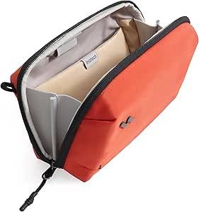 Orangefarbene Reißverschluss-Beutel-Tasche, offen gezeigt, mit gepolstertem beigefarbenem Innenraum und geteilten Fächern.