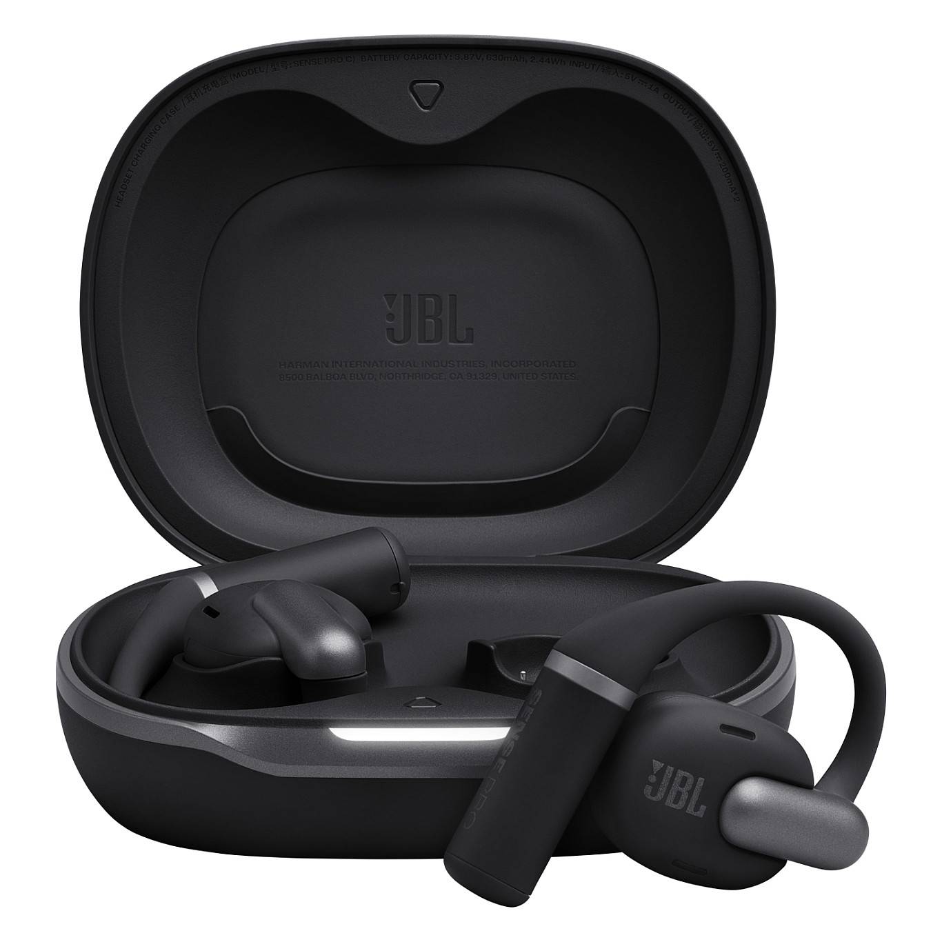 Schwarze kabellose JBL-Ohrhörer in einer offenen Ladestation, mit einem Ohrhörer vorne platziert, um das Produktdesign zu zeigen.