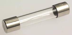 Röhrenförmige Glassicherung mit Metallkappen auf einfachem Hintergrund.