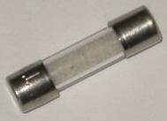 Glasspatronensicherung mit Metallendkappen, diagonal auf einfachem Hintergrund dargestellt.