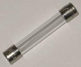 Eine kleine Glassicherung mit Metallkappen an beiden Enden, diagonal auf einem einfachen Hintergrund dargestellt.
