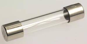 Glassrohr-Sicherung mit Metallendkappen auf einfachem Hintergrund.