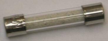 Glasspatronen-Sicherung mit Metallendkappen auf weißem Hintergrund.