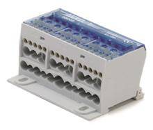 Kompaktes Elektroterminalblock mit drei Reihen von mehreren Drahtanschlussanschlüssen und einer transparenten blauen Abdeckung auf einer weißen Grundplatte.