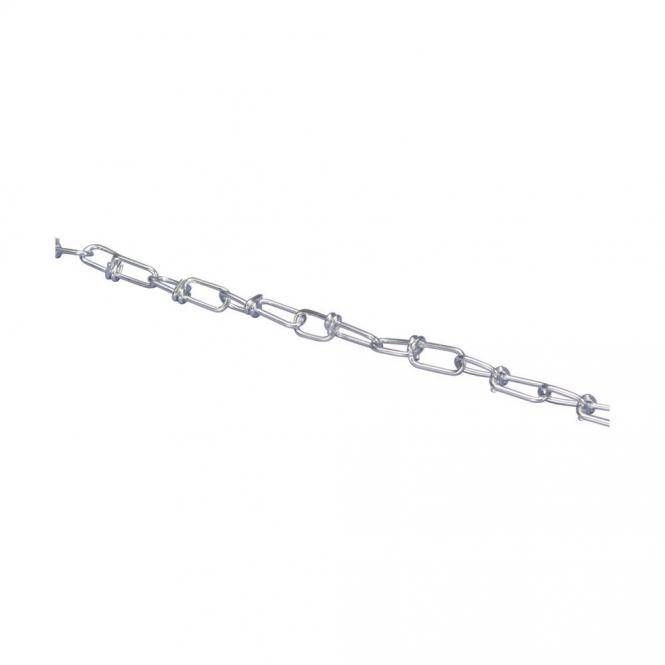 Eine silberfarbene Metallkette, die diagonal über einen weißen Hintergrund gespannt ist.