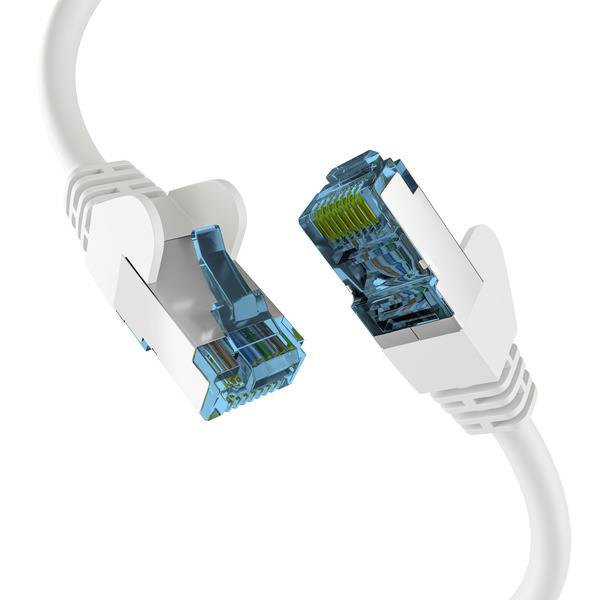 Zwei Ethernet-Stecker, einer eingesteckt und einer in Großaufnahme gezeigt, mit Hervorhebung der RJ45-Stecker und blauen durchsichtigen Gehäuse.