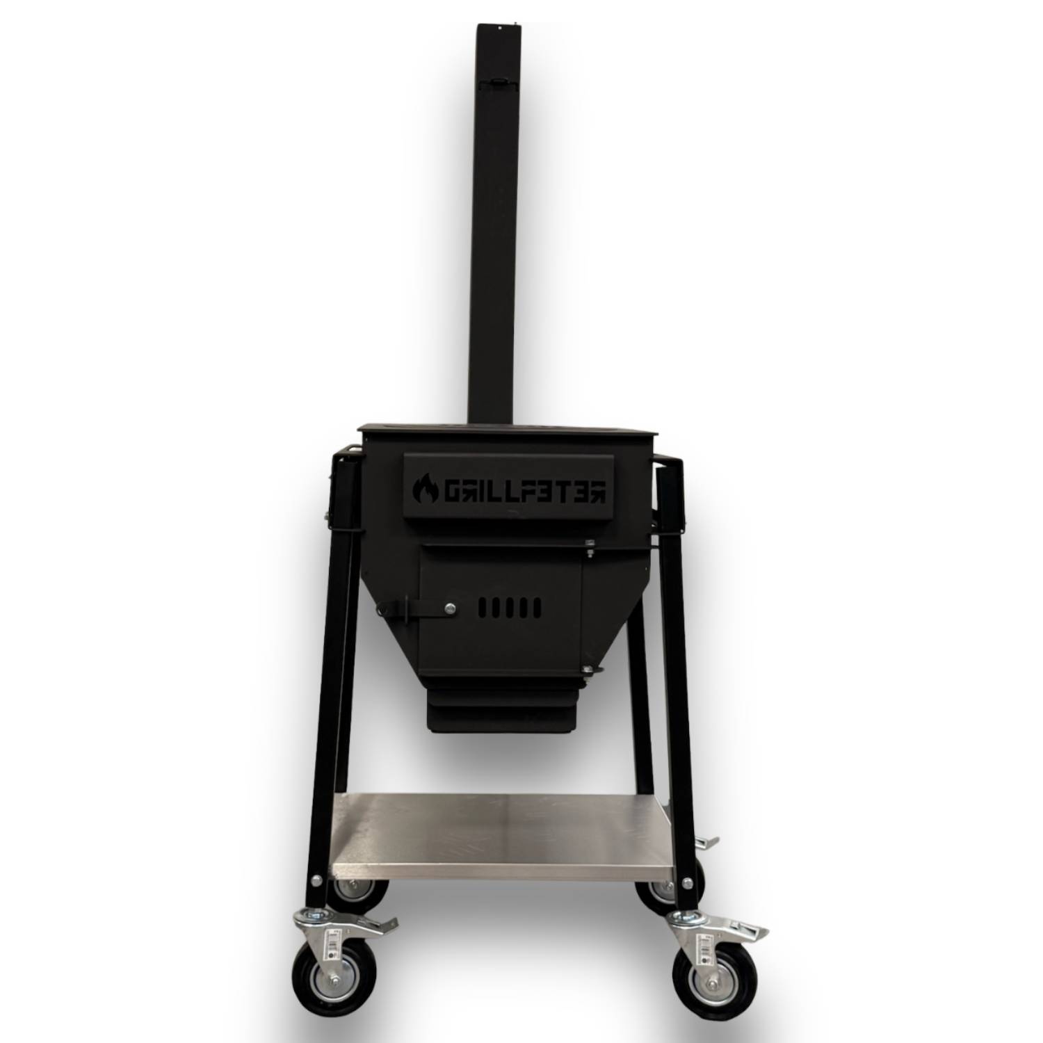 Frontansicht eines schwarzen Grillwagens oder Rauchers mit hohem Schornstein und unterem Regal auf Lenkrollen, freigestellt vor weißem Hintergrund.