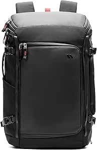 Schwarzer Rucksack mit weicher Seitenwand, gepolstertem Oberteil, vorderem Reißverschlussfach, Seitenriemen und sichtbaren Schultergurten vor weißem Hintergrund.