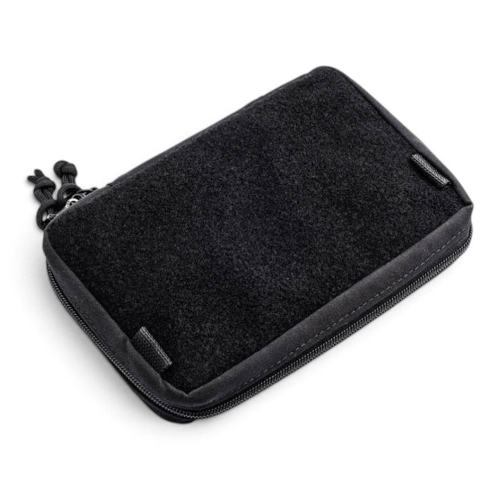 Schwarze Schutztasche oder Beutel mit Reißverschluss, weiches Filzinnere und Handgelenkschlaufe, offen auf weißem Hintergrund gezeigt.