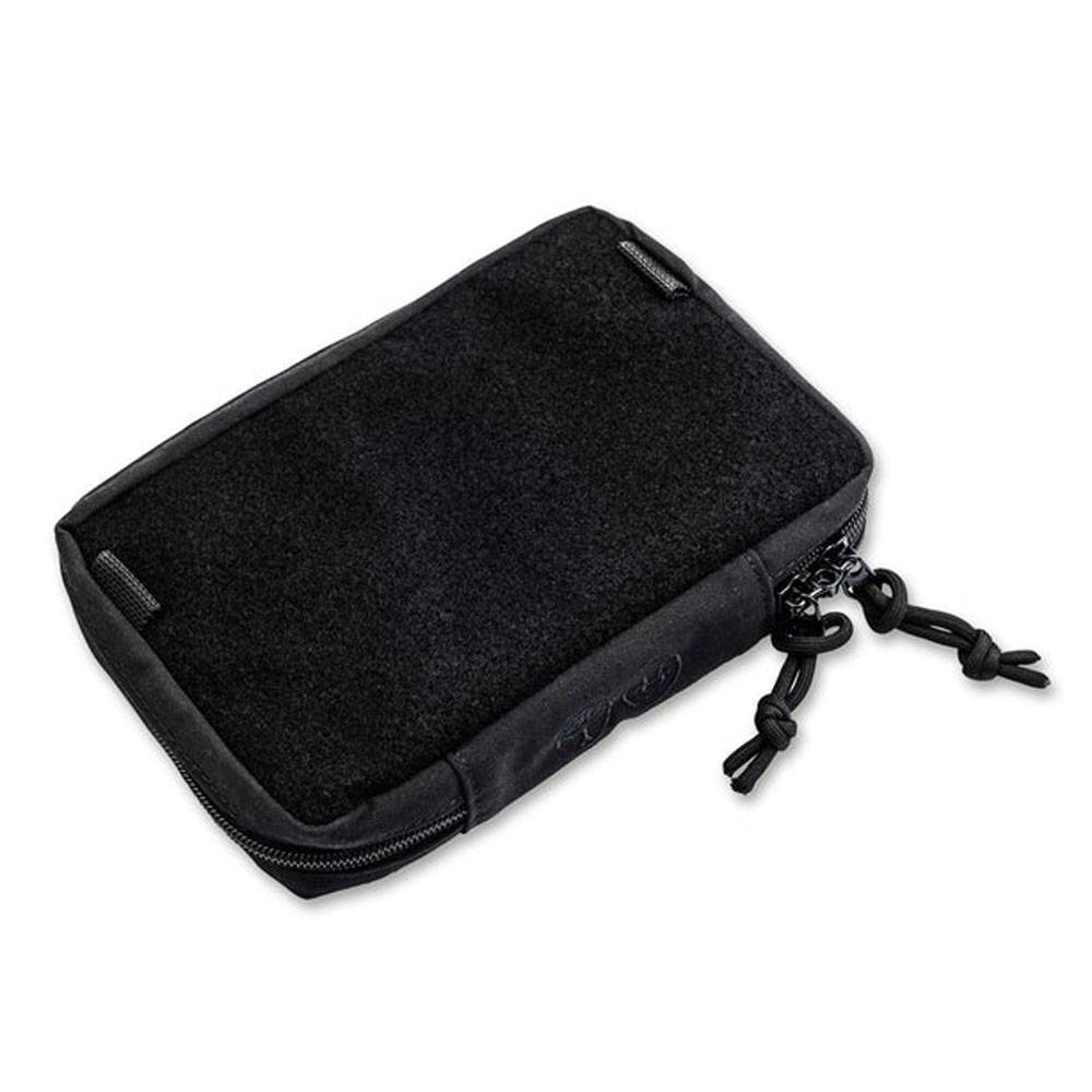 Schwarze Tasche oder Beutel mit Reißverschluss und weichem Material mit Handschlaufe, auf weißem Hintergrund gezeigt.