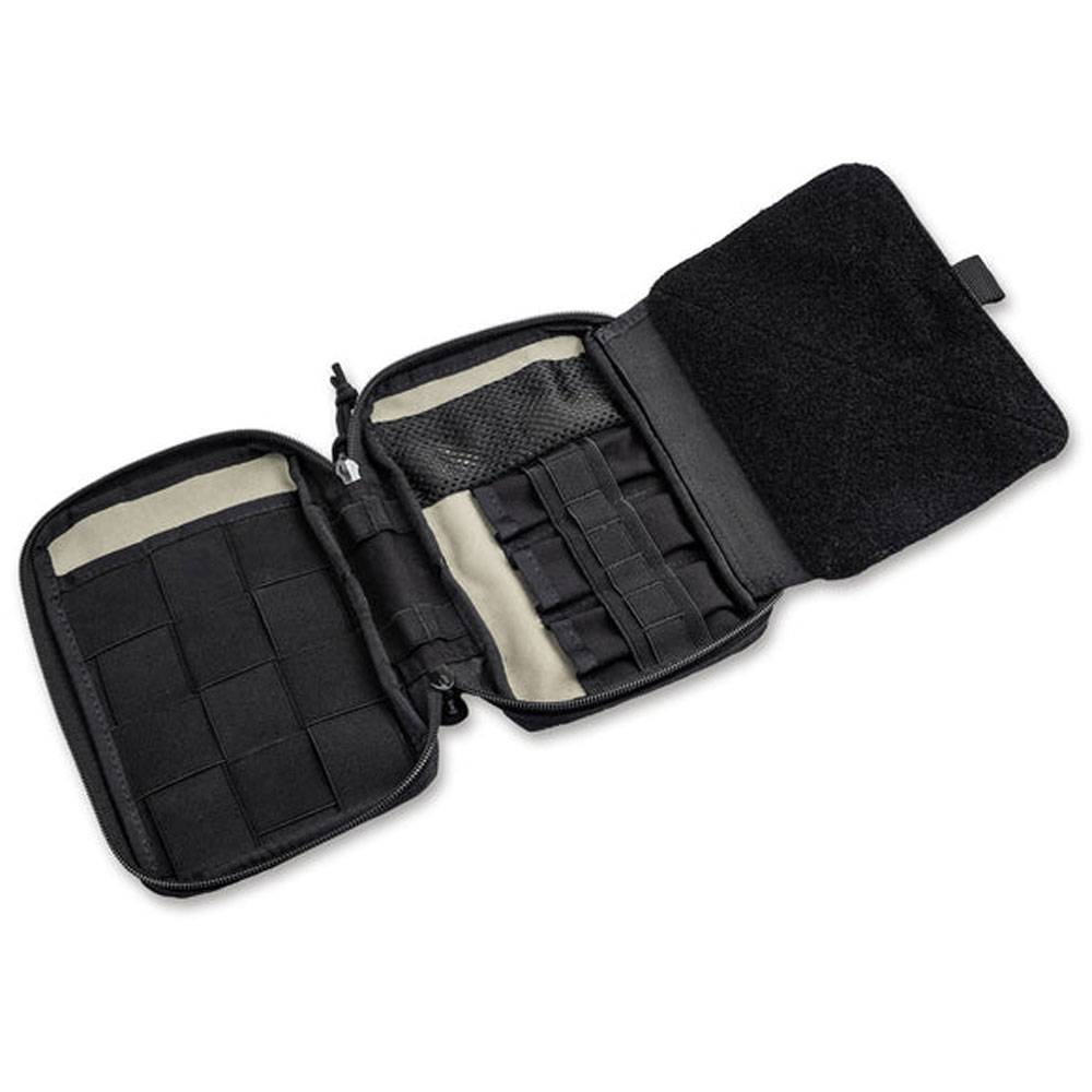 Offene schwarze Taktiktasche mit Reißverschluss, gepolsterter Klappe und mehreren elastischen Innenfächern sowie Netzfächern zur Ausrüstungsorganisation.