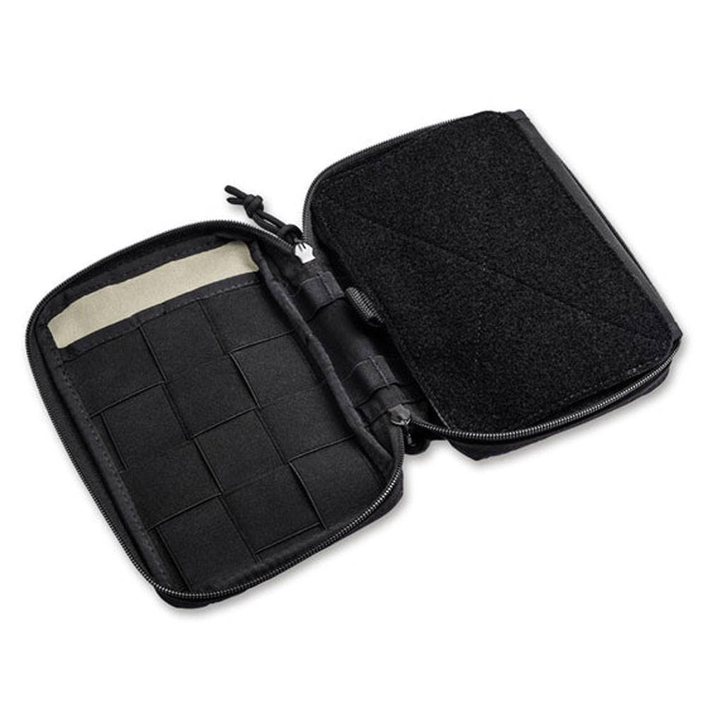 Schwarzer Reißverschluss-Clamshell-Koffer, flach geöffnet, zeigt einen Gitter-Taschenseperator auf einer Seite und eine gepolsterte Schaumstoffeinlage auf der anderen Seite.