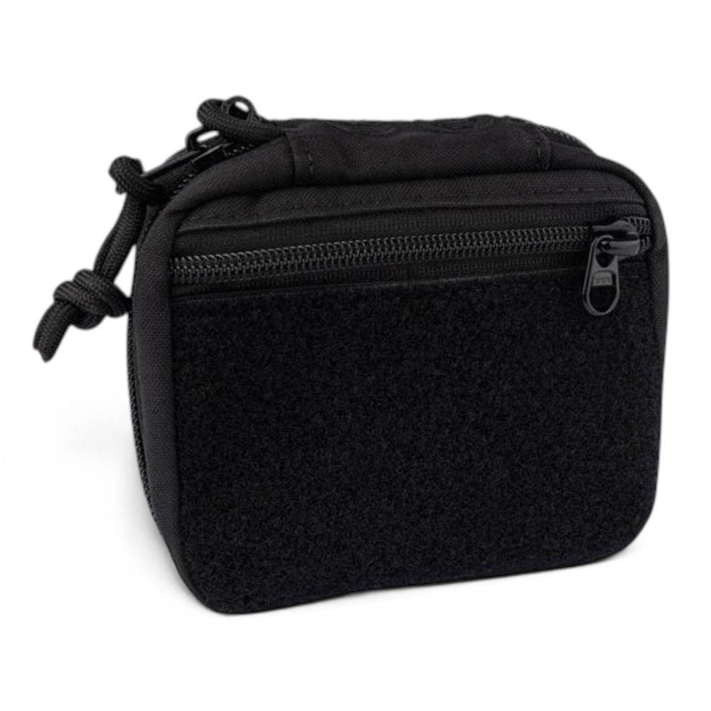 Schwarze Reißverschluss-Beutel mit kleiner Vordertasche und seilartiger Seitenschlaufe auf weißem Hintergrund.