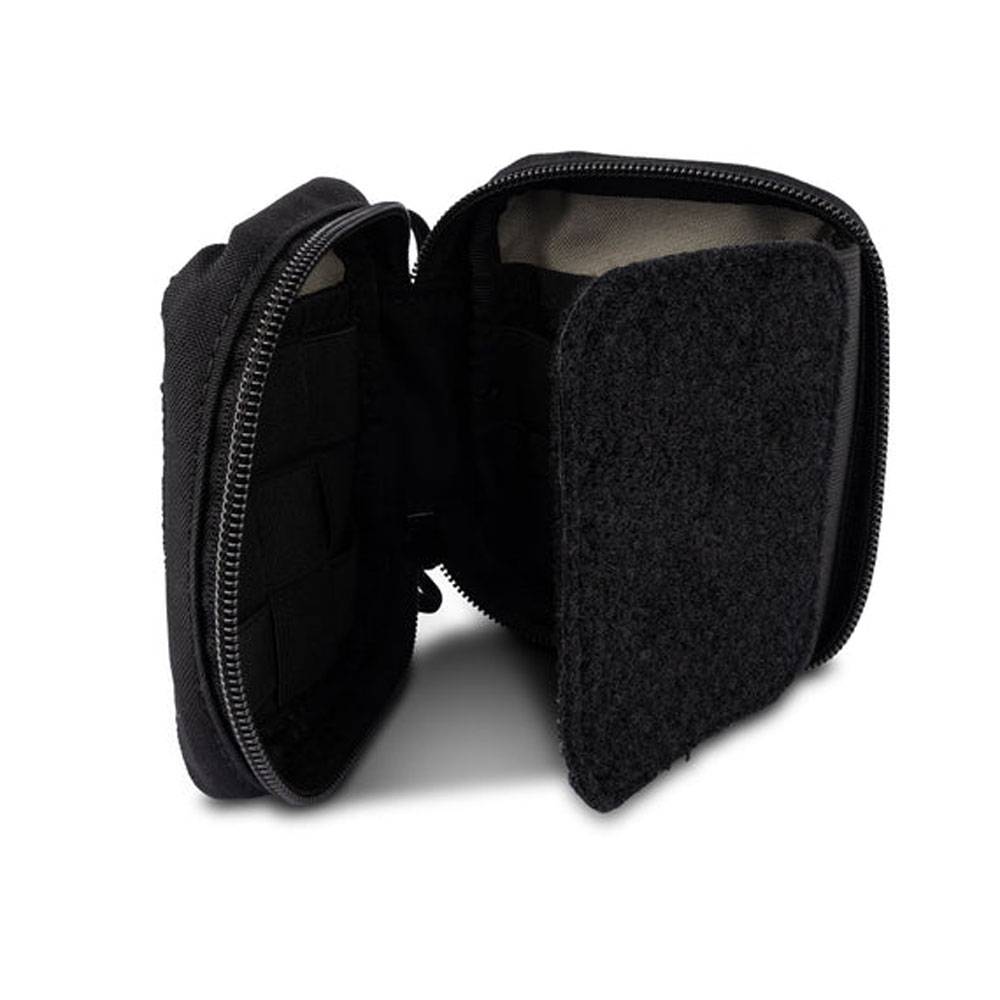 Schwarze Reißverschlusstasche oder Etui, geöffnet, um das gepolsterte Innere und die Klettverschluss-ähnliche Auskleidung zu zeigen.