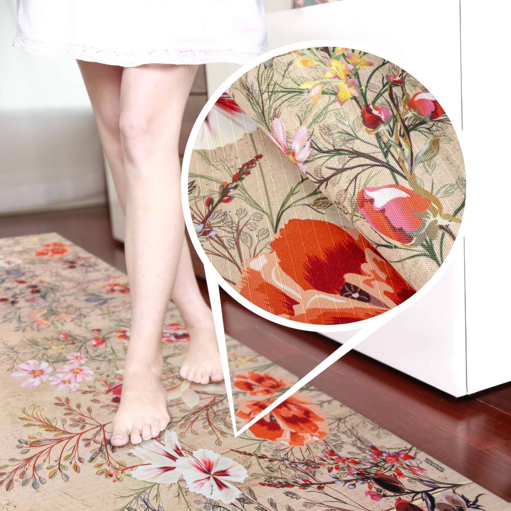 Nackte Füße auf einem Teppich mit Blumenmuster, mit einer kreisförmigen Nahaufnahme, die das farbenfrohe Blumenmuster des Teppichs hervorhebt.