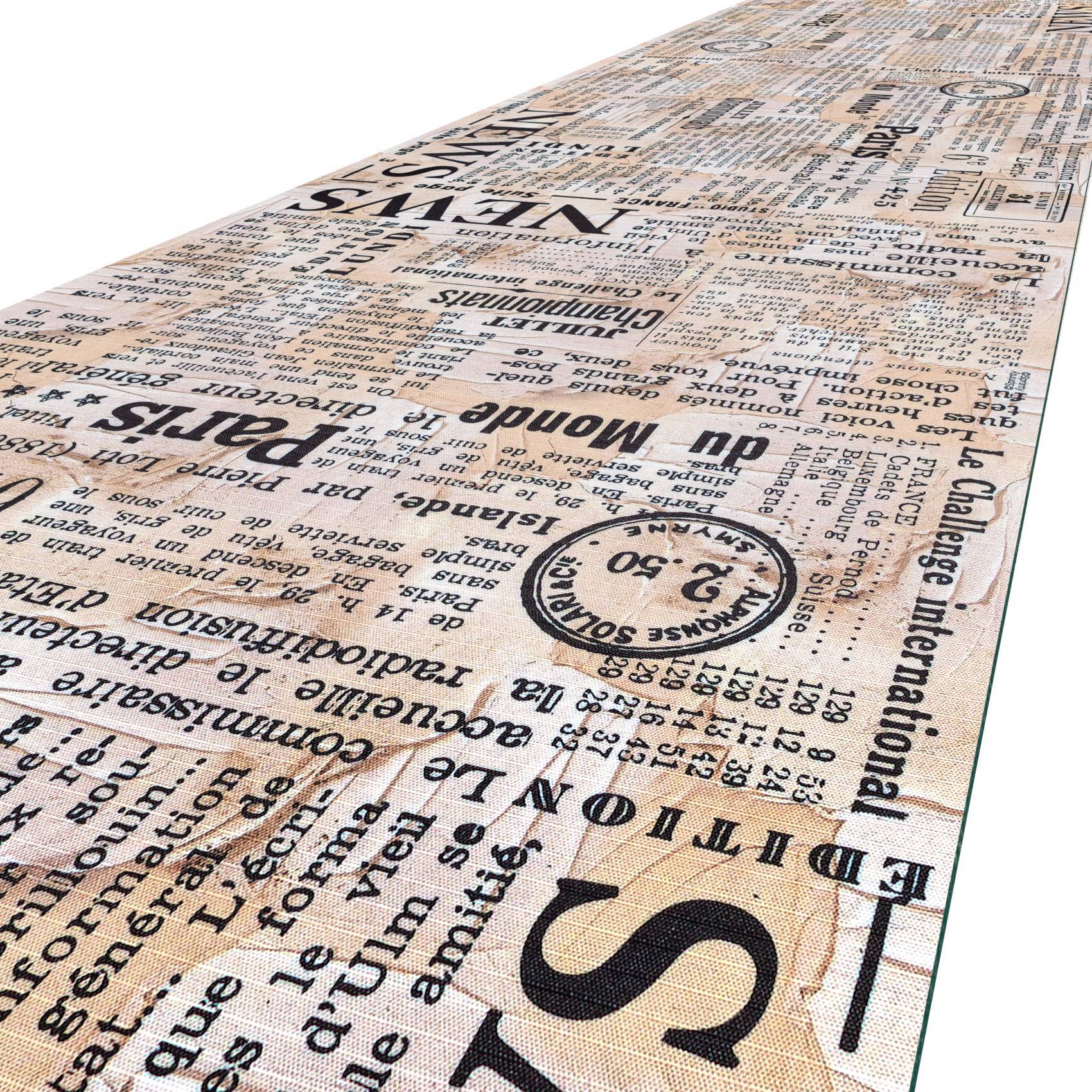 Eine Perspektivansicht eines gemusterten Gehwegs oder Bodens, der mit Vintage-Zeitungsstil-Text und Grafiken in Schwarz, Beige und Tan bedeckt ist.