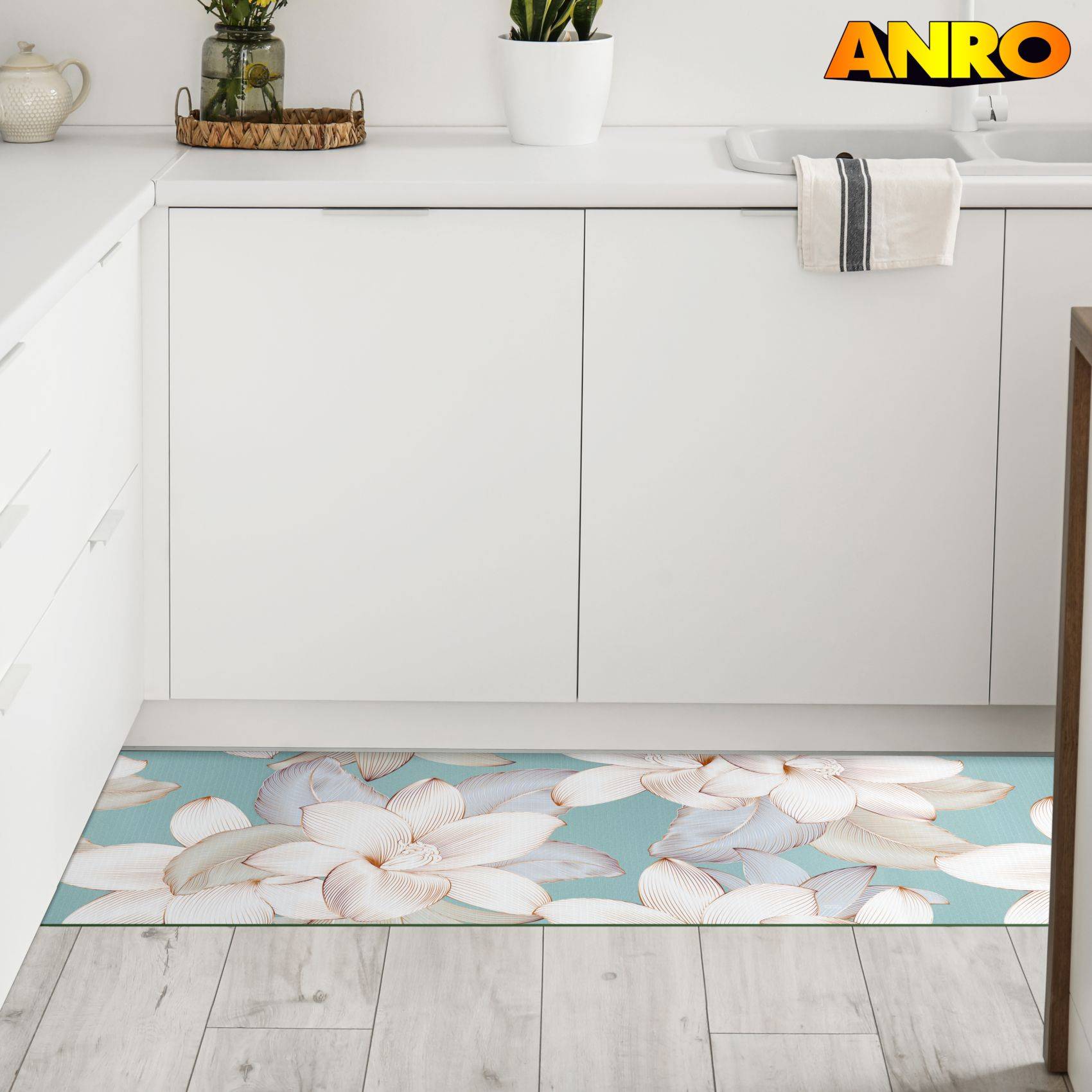 Küche mit weißen Schränken und einer Floral-Blau-Bodenmatte oder einem Läufer unter der Arbeitsplatte.