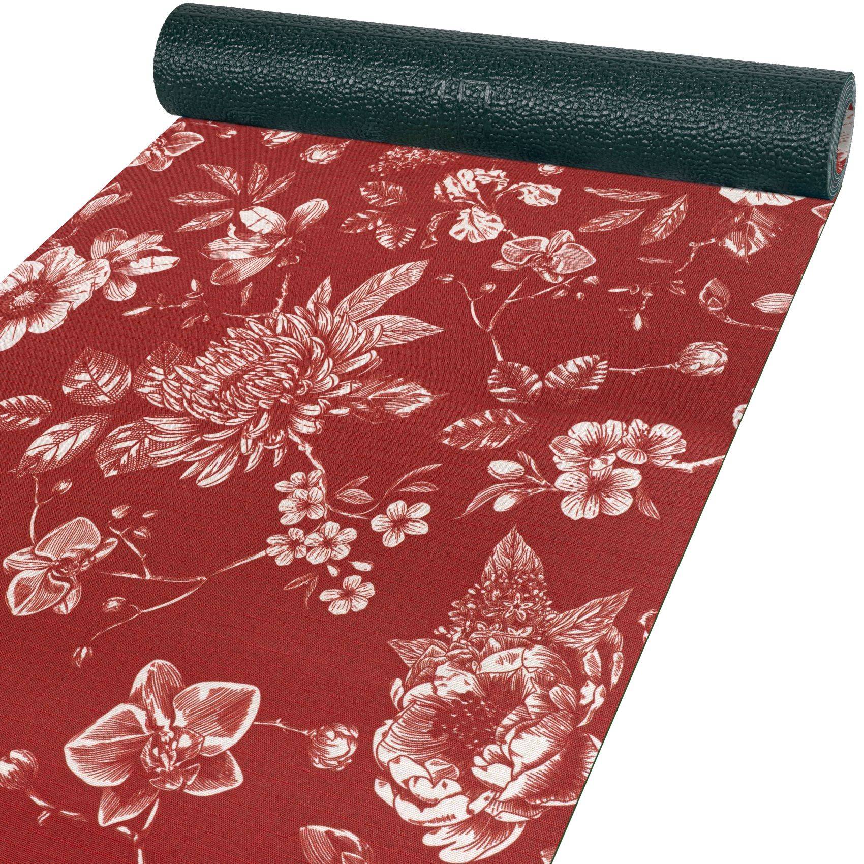 Ein aufgerolltes rotes Stoff- oder Tapetenmusters mit Blumenmotiv und weißen Blumen und Blättern, teilweise aufgerollt auf weißem Hintergrund gezeigt.