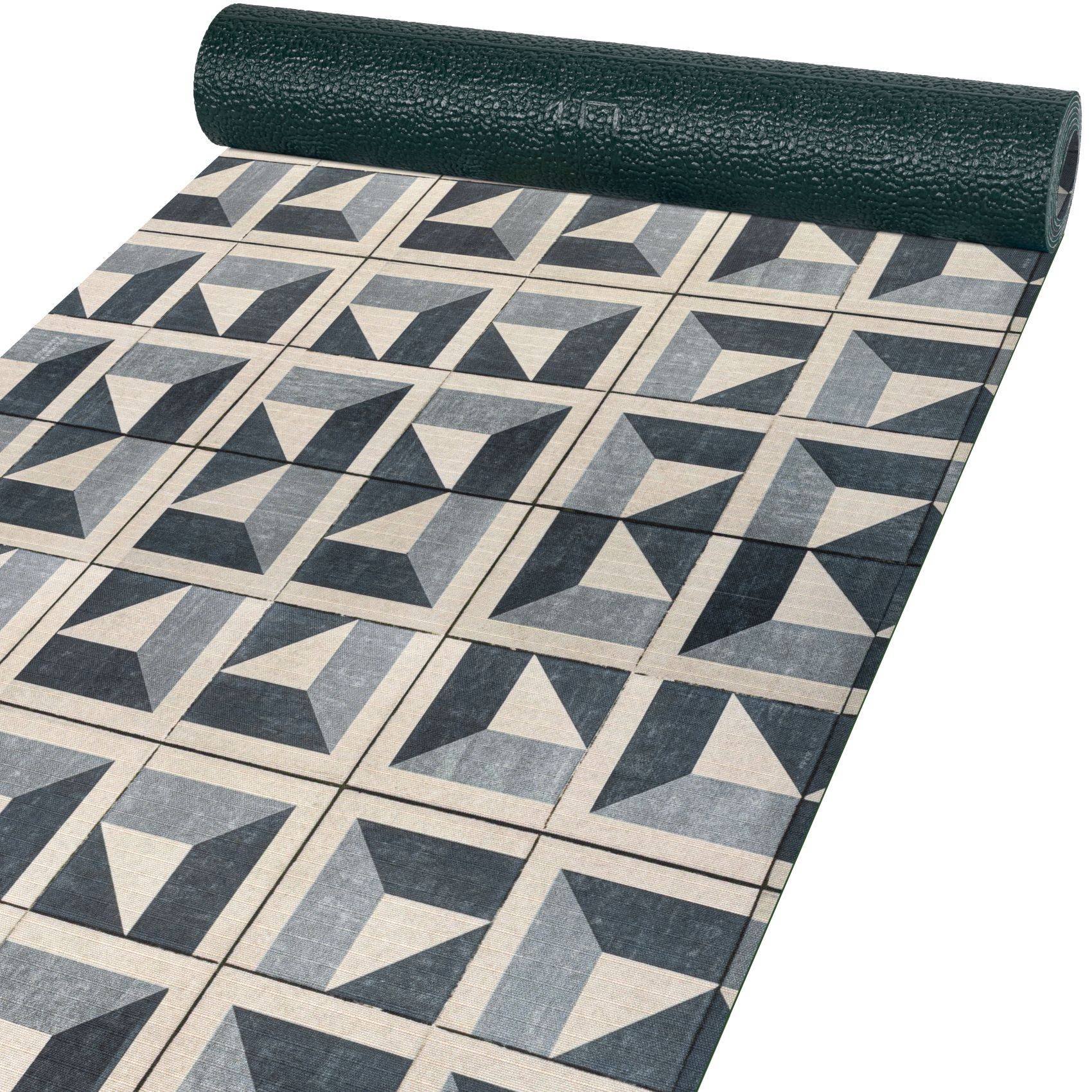 Aufgerollte geometrische Bodenmatte mit grauem und schwarzem dreieckigem Fliesenmuster auf weißem Hintergrund.