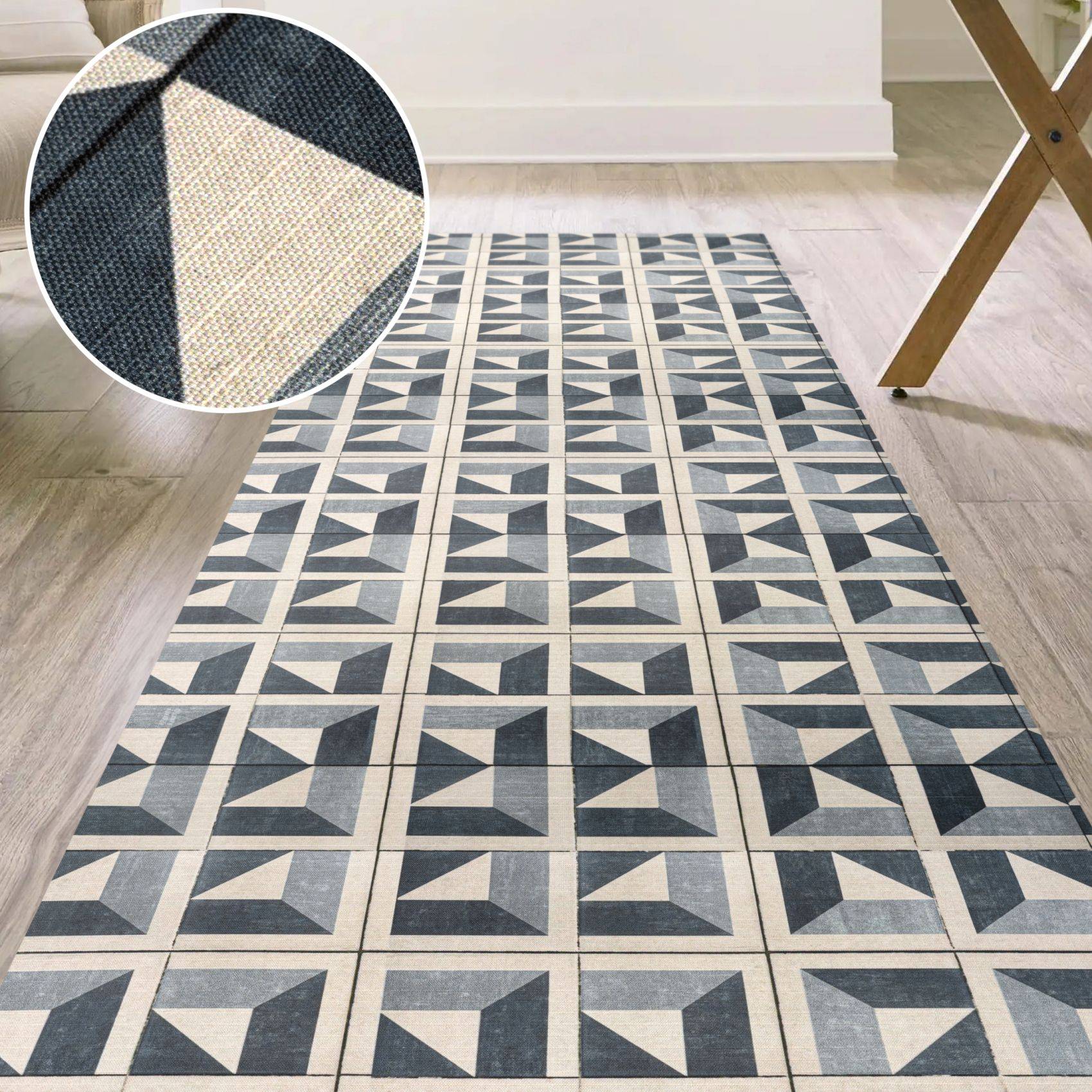 Geometrisch gemusterter blaugrauer Läuferteppich auf hellem Holzboden, mit einer vergrößerten Nahaufnahme der gewebten Textur.