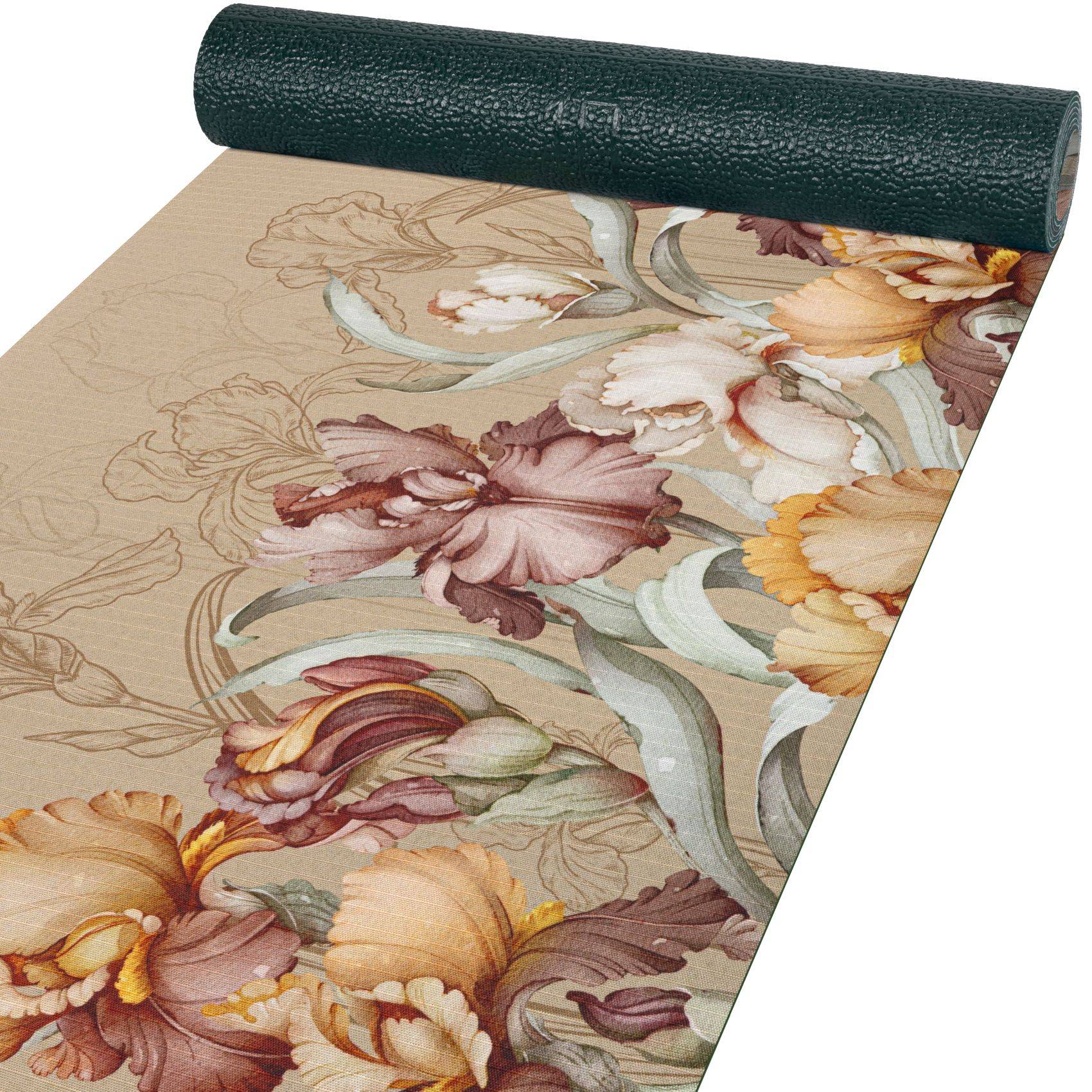 Gerollte Dekortapete mit beigem Hintergrund und großem Pastell-Blumenmuster in Rosa, Creme, Gold und Braun.